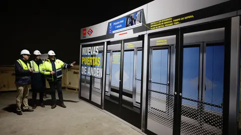 El consejero Rodrigo conociendo las puertas de and&eacute;n que se colocar&aacute;n en la l&iacute;nea 6 del Metro