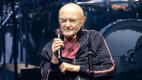 Phil Collins vive postrado en una silla de ruedas | GETTY