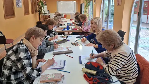 Mujeres en el taller 'Activa tu mente' | Ayto. de Fuenlabrada