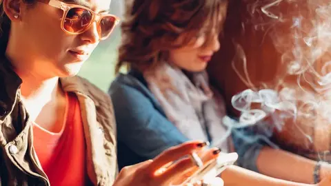 Adolescentes fumando | Imagen de: Stonewater Recovery