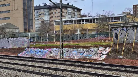 Muro caido en la C-5 de Cercan&iacute;as cerca de la estaci&oacute;n de la Serna en Fuenlabrada