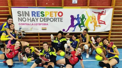 Equipo de voleibol femenino junto a la pancarta 'Sin respeto no hay deporte' | Ayto. de Fuenlabrada
