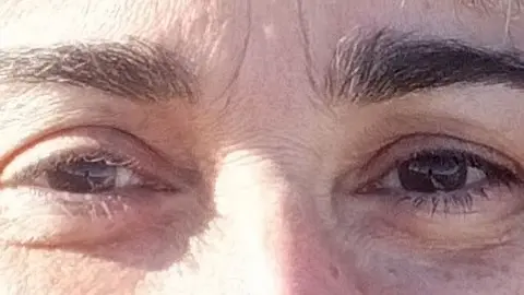 Dos ojos me pueblan