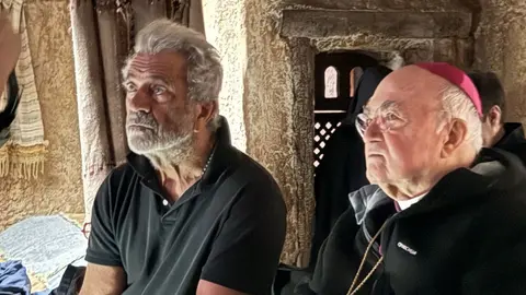 Mel Gibson y el obispo Carlo Maria Vigan&ograve; | Redes Sociales