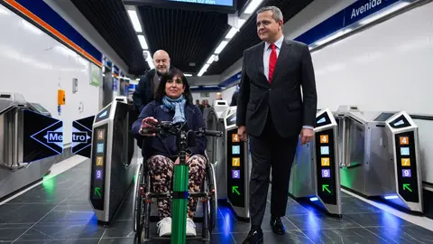 El consejero de Vivienda, Transportes e Infraestructuras, Jorge Rodrigo en la estaci&oacute;n reformada del metro Avda. de Am&eacute;rica en Madrid | CAM