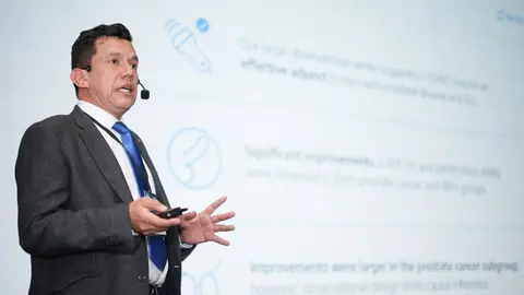 El Dr. Hector Corredor de Boston Medical presentando la terapia TENT