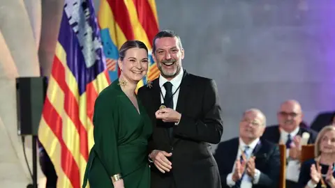La presidenta del Govern, Marga Prohens, junto a el cantautor Jaume Anglada | EFE