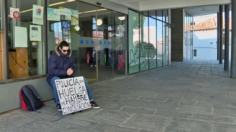 Polic&iacute;a Local de Parla en huelga a las puertas del Ayuntamiento | TM