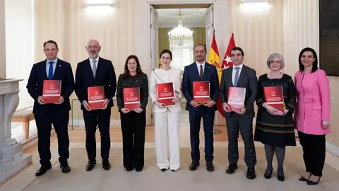 Los rectores de las Universidades p&uacute;blicas de Madrid junto a la presidenta Isabel D&iacute;az Ayuso, tras la firma del acuerdo de financiaci&oacute;n