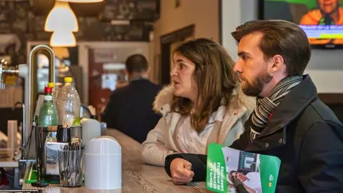 Concejales de VOX Fuenlabrada visitando un local de hosteler&iacute;a
