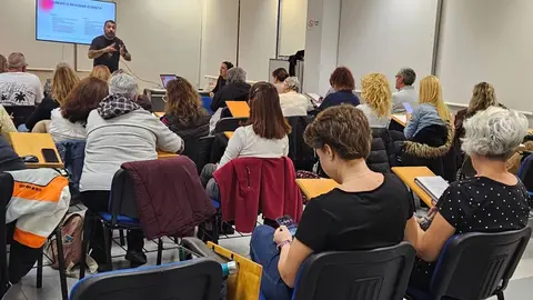 Participantes en un taller de Canva para asociaciones | Ayto. de Fuenlabrada