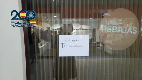 Cartel que informaba del cierre de la tienda | CNP