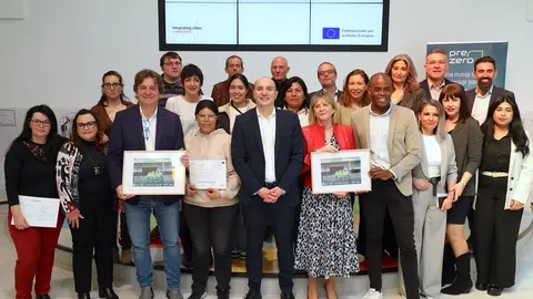 El alcalde y el representante de Prezero junto a los alumnos | Ayto. de Fuenlabrada