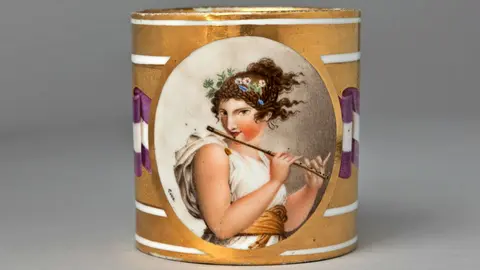 Taza con la banda de la Real Orden de las Damas Nobles de la Reina María Luisa. Buen Retiro, Madrid. 1807-1808