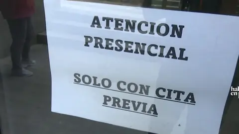 Cartel en la puerta de una oficina del INSS