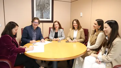 El alcalde Javier Ayala junto a los responsables de la entidad y del ayuntamiento | Ayto. de Fuenlabrada