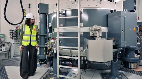 D&iacute;az Ayuso en su visita al nuevo edificio de Protonterapia del Hospital de Fuenlabrada