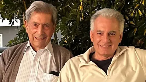 Mario Vargas Llosa (izq.) y su hijo &Aacute;lvaro Vargas Llosa (der.) | Redes Sociales