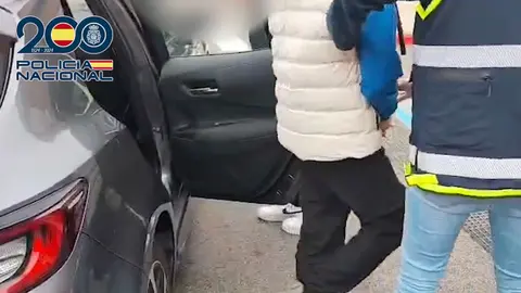 Uno de los detenidos, escoltado por la polic&iacute;a | CNP