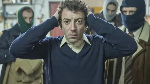 Agust&iacute;n Ot&oacute;n, como Quini, en 'Por cien millones' | MOVISTAR PLUS+
