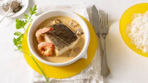 Bacalao con gambones y almejas