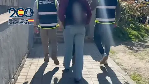 Uno de los detenidos, junto a los agentes | CNP