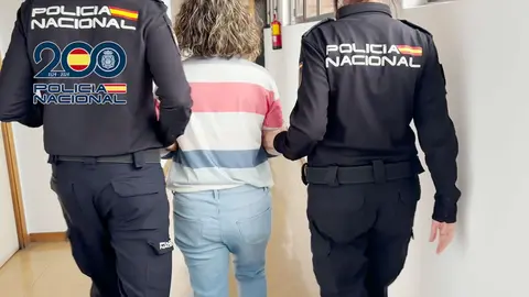 La mujer detenida, escoltada por dos agentes | CNP