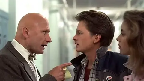 James Tolkan, Michael J. Fox y Claudia Wells en 'Regreso al Futuro' (1985) | Universal Pictures