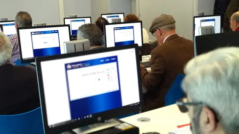 Personas mayores usando ordenadores | Ayto. de Fuenlabrada