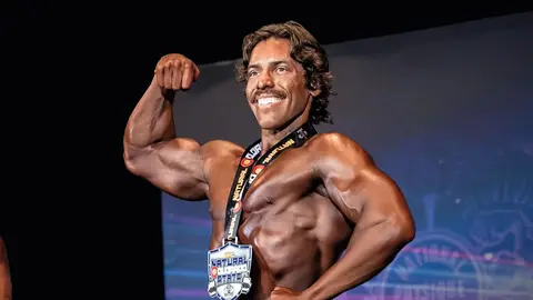 Joseph Baena posando con el premio | Physiquevisuals