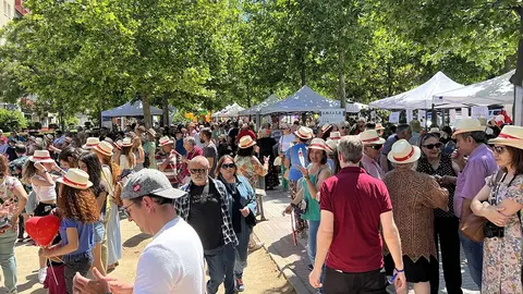 Imagen de archivo de un grupo de personas en un evento al aire libre | Ayto. de Fuenlabrada