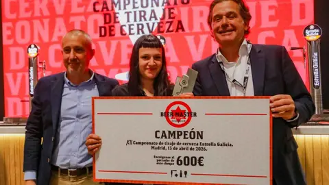 Paula Cobos, de La Taberna Catering recibiendo el premio como mejor tiradora de la ca&ntilde;a de cerveza 2026