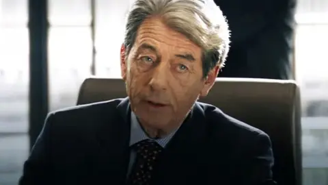 John Nolan en 'Batman Begins'