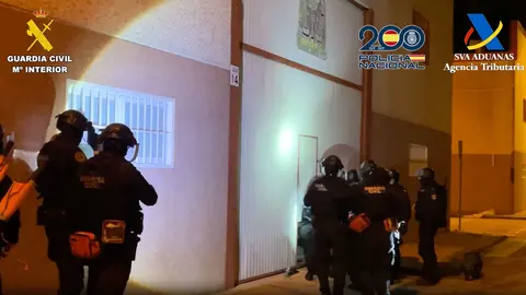 La Polic&iacute;a Nacional entrando en el laboratorio de Toledo | CNP