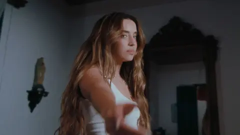 Lola &Iacute;ndigo, en 'Tus Iniciales' | YouTube