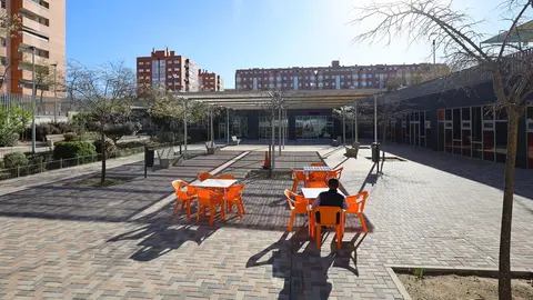 Patio exterior del centro de mayores Loranca | Ayto. de Fuenlabrada
