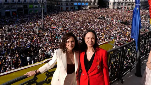 Mar&iacute;a Corina junto a D&iacute;az Ayuso en la Puerta del Sol, tras recibir la medalla de la Comunidad de Madrid | CAM