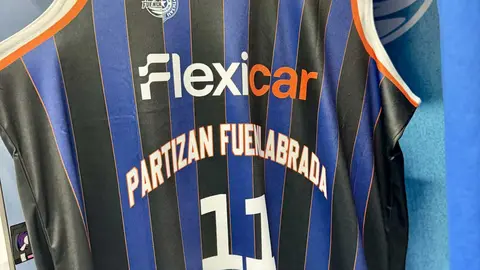 Camiseta especial utilizada por el Fuenla para el partido, conmemorando el v&iacute;nculo con el Partizan | IMAGEN: Baloncesto Fuenlabrada