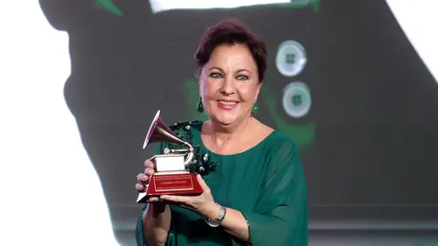 Carmen Linares con su Latin Grammy en 2023 | El Mundo