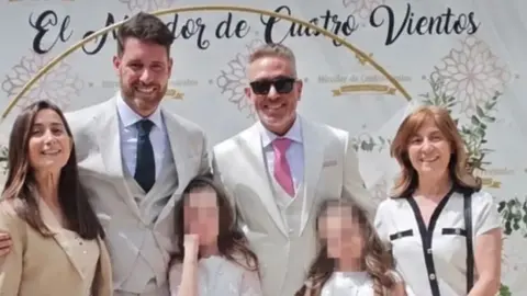 Kiko Hern&aacute;ndez, Fran Anton, las peque&ntilde;as y otros familiares | Redes Sociales