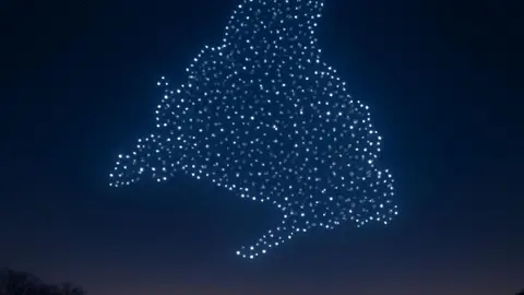 Espect&aacute;culo de drones generando el perfil de la Comunidad de Madrid | Imagen: Gemini