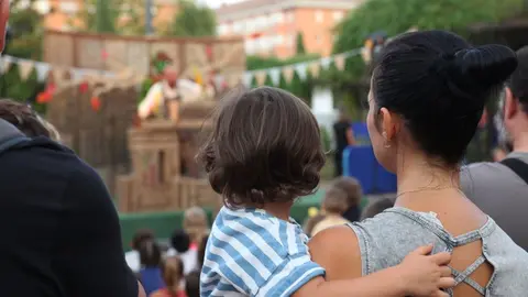 Mujer con un ni&ntilde;o en brazos | Ayto. de Fuenlabrada
