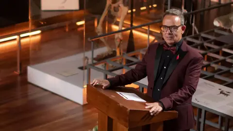 &Agrave;ngel Ll&agrave;cer, maestro de ceremonias de 'Una Fiesta de Muerte' | Atresmedia