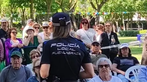 Una Polic&iacute;a Local ofrece una charla a personas mayores | Ayto. de Fuenlabrada