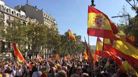 Manifestación constitucionalista ondeando la bandera española &bull; FOTO de El Periódico de Catalunya