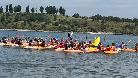 Adolescentes en piraguas | Ayto. de Fuenlabrada