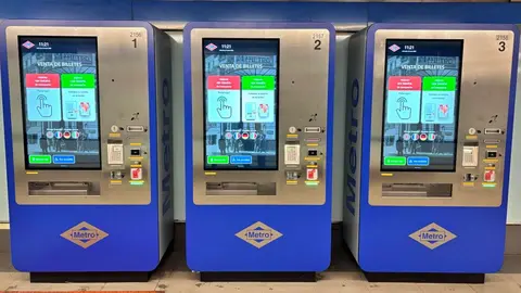 Nuevas m&aacute;quinas de venta de la tarjeta de transporte en el Metro de Madrid | CAM