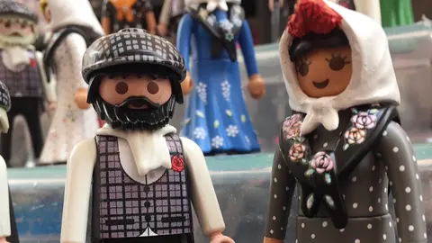 Mu&ntilde;ecos Playmobil vestidos de chulapos por San Isidro | MercaJuguete