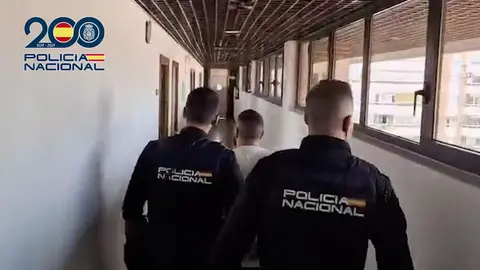 Agentes de la Polic&iacute;a Nacional escoltan a uno de los detenidos | CNP