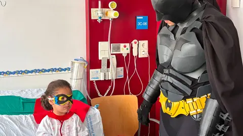 Batman visita a los ni&ntilde;os en Pediatr&iacute;a | HUF